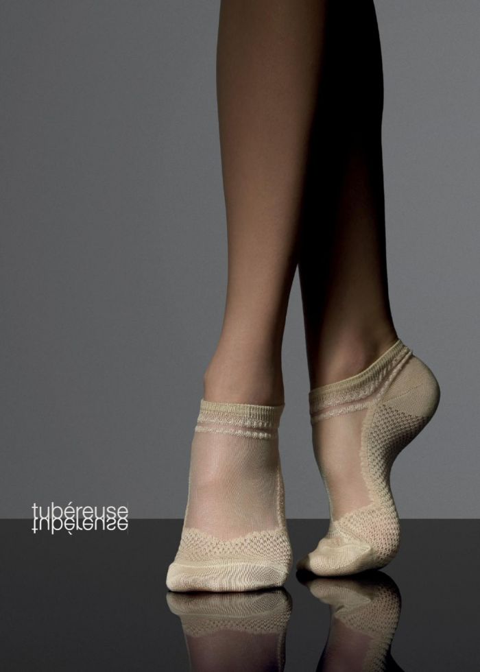 MaxMara Maxmara-ss-2010-19  SS 2010 | Pantyhose Library