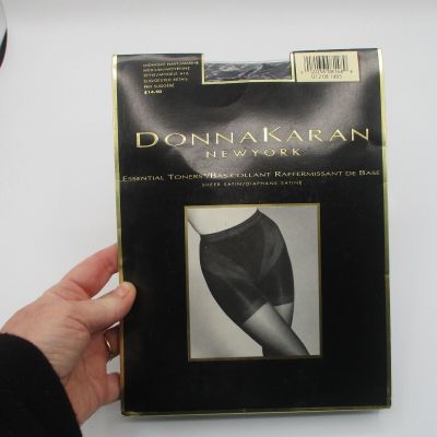 VINTAGE DONNA KARAN MIDNIGHT NAVY MARINE MEDIUM A16 PANTYHOSE ~ NEW MIP!