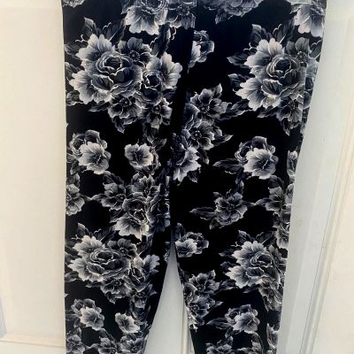 Women's Black and White Floral Capri Leggings