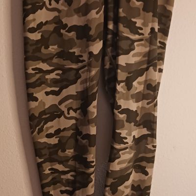 ColorfulKoala Women’s Green Tan Camoflage Leggings Size XL