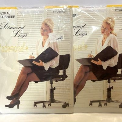 Lot Of 2 New Vtg. Diamond Legs ST. MORITZ MADEMOISELLE WHITE Sz. M Pantyhose