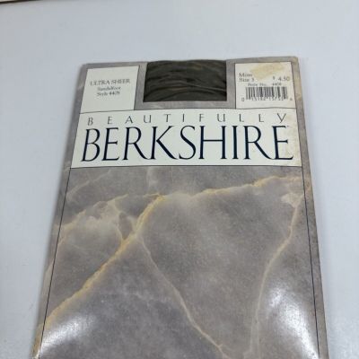 Beautifully Berkshire Ultra Sheet Sandalfoot Pantyhose Moss Style 4408 Size 3