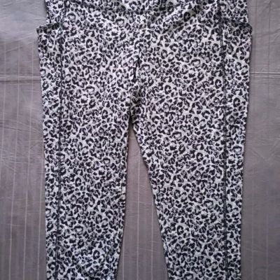 Chicos Zenergy So Slimming Animal Print Crop Leggings Womens Size 2 Gray Pull On