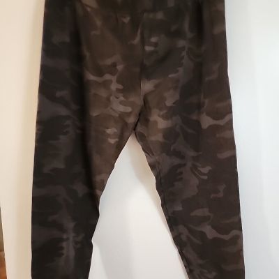 Style & Co Women's Sz XL  Green Camouflage Cropped Leggings