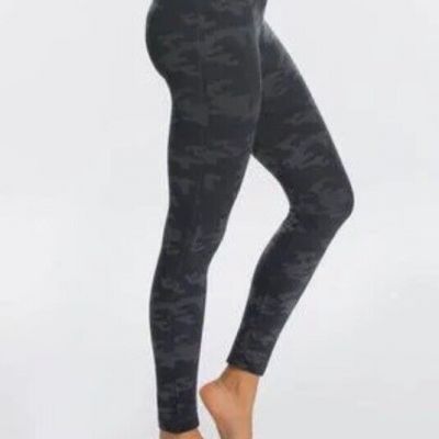 Spanx Look At Me Now Seamless Leggings Full Length Womens Black Camo Size Small