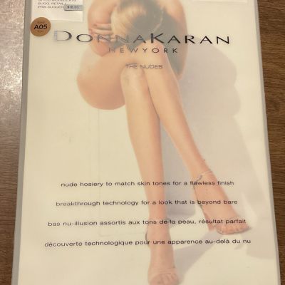 Donna Karan The Nudes Control Top Hosiery Pantyhose Tone B05 Size Medium NIP