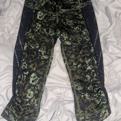 Lululemon Camo Capri Leggings Yoga Pants Women's 4 Training Workout Green 5837