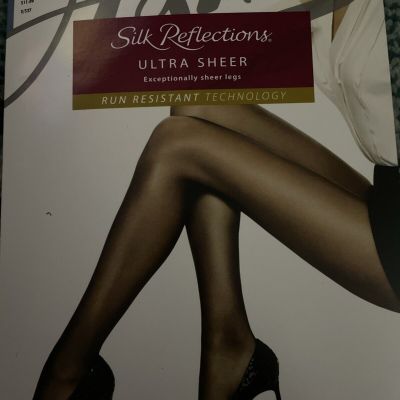 Hanes 0B260 Silk Reflections Sheer Run Resist Control Top Natural AB