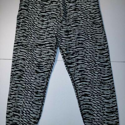 CALVIN KLEIN WOMEN'S CAPRI YOGA PANTS BLACK/WHITE ZEBRA STYLE PRINT SIZE L