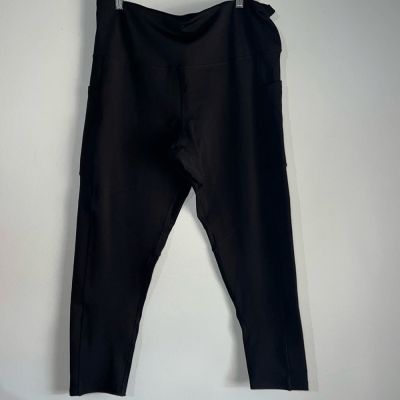 Nicole Miller sports size 2X cropped athletic leggings