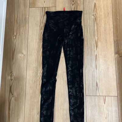 SPANX Faux Leather Shiny Black Camo LEGGINGS-#20185R-Size Small Euc