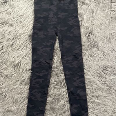 Spanx Look at Me Now Women's Size M Seamless Leggings Gray Black Camo Shaping