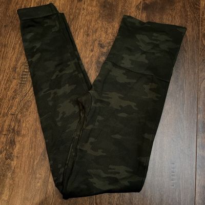 Spanx Seamless camo Leggings Size Medium Style FL3515