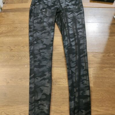 Spanx Women's Medium Leggings Black Camo Coated Shine Yoga Pants 27