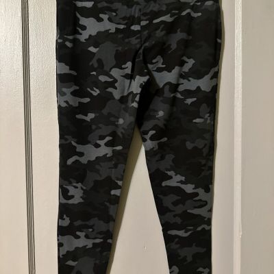 Terra & Sky Women's Plus Size High Waist Leggings Black Camo Fitted 0X (14W)