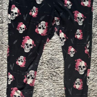 Woman's Size 4 Black Torrid Leggings W/ Skulls Roses Arrows Feather Print