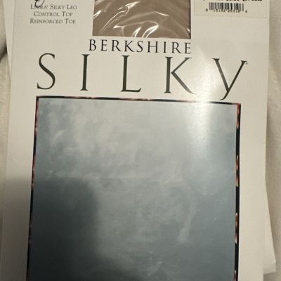 Berkshire Silky pantyhose size Queen Petite Linen 4489 control top