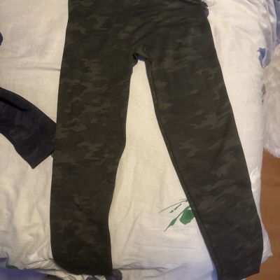 Spanx  Seamless Crop  Legging Large Camo Slimming Workout