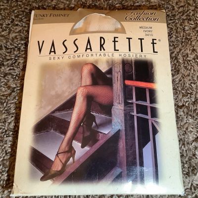 Vassarette funky fishnet pantyhose, color ivory, size: M