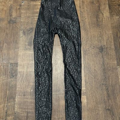 HUE  XS black leopard Tights NWT