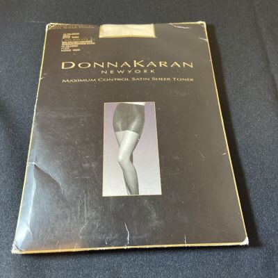 Donna Karan Size Small Petite Nude Ultra Sheer Toner Pantyhose - New