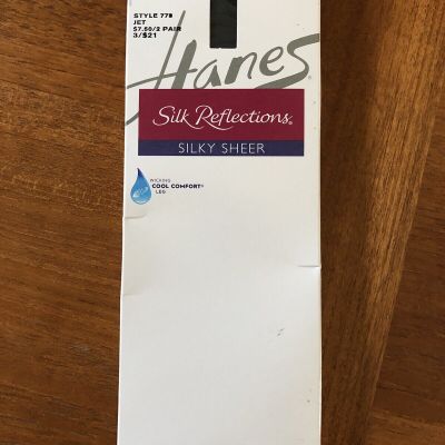 New Hanes Silk Reflections 2pr Jet Knee Highs Reinforced Toe