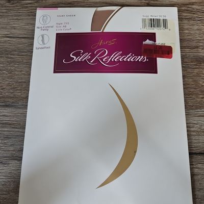 Hanes Silk Reflections Silky Sheer Sandalfoot Pantyhose 715 Size AB Little Color