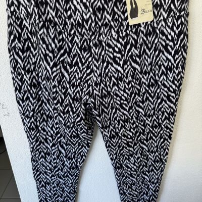 Terra Sky Women's Black And White Geometric Print Plus Size Leggings Size 1X NWT