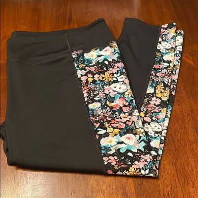 Vera Bradley black and floral leggings size 3XL cropped length