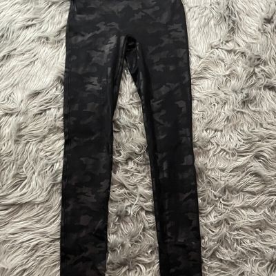 Spanx Matte Black Faux Leather Camo Leggings Bottoms Metallic Shiny Sz S