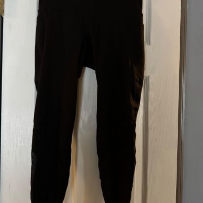 Womens Size M Old Navy Active Elevate Black Capri Leggings Sheer at Bottom VGUC