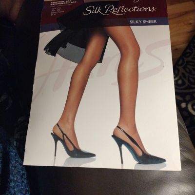 Hanes Silk Reflections Pantyhose CD Silky Sheer Reinforced Toe Barely There 718