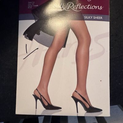 HANES Silk Reflections Control Top Reinforced Toe Pantyhose Barely There CD