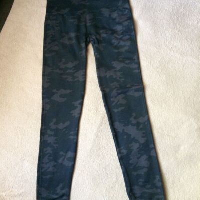 Spanx sz M Black Camo Look At Me Now Seamless  Leggings  Style FL3515 NWT