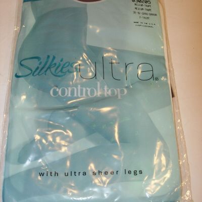 WOMENS 030205 Silkies ULTRA Control Top Pantyhose TAUPE STOCKINGS NYLONS SIZE M