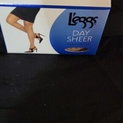 Leggs Day Sheer Pantyhose Size Q ++ Nude 1 pair DG0004 Control Top