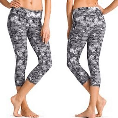 Athleta Cosmic Chaturanga Black White Capri Cropped Activewear Leggings SMALL