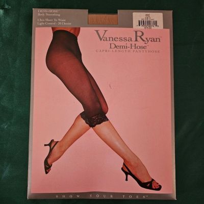 Vanessa Ryan Demi Hose ~ capri length Pantyhose sealed new Size B