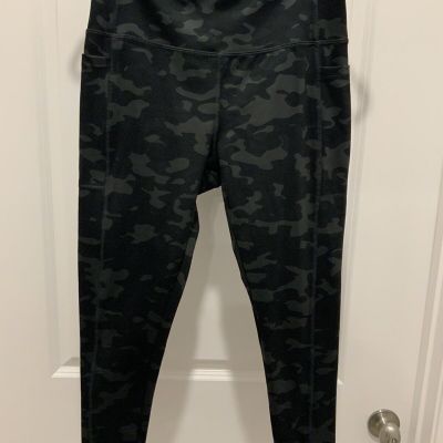 Danskin Leggings Large Black Gray Camo Print Pockets Workout Activewear