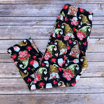 Strawberry Gnome Flower Hearts Women's CAPRI Leggings TC2 Extra Plus Size 20-26