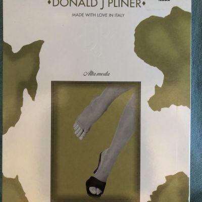 Donald J Pliner Alta Moda 1501 II-M Ultra Sheer Control Top Pantyhose  Toe Thong