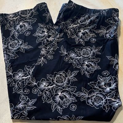 NWT Women’s Roses Black /White Capris Plus Size 14-20