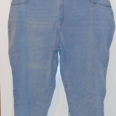 WOMEN'S TERRA & SKY LIGHT WASH CAPRI JEGGINGS - SIZE 4XLARGE (28W-30W) PLUS