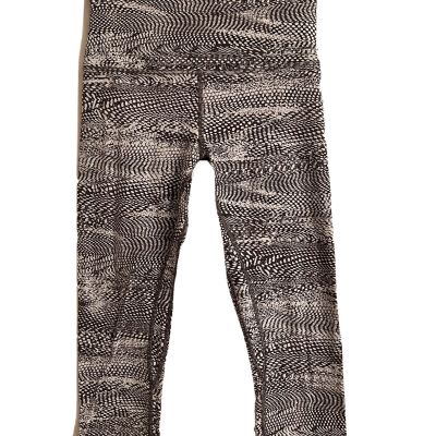 LULULEMON Hi Rise Soft Gray abstract feather pattern Capri Leggings Yoga sz 6