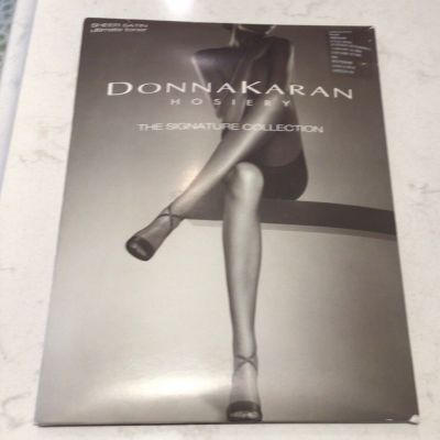 Donna Karan Hosiery Size Medium Sheer Satin Toner Nude 20 Den D0B109